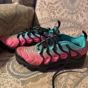 Women’s tennis shoes